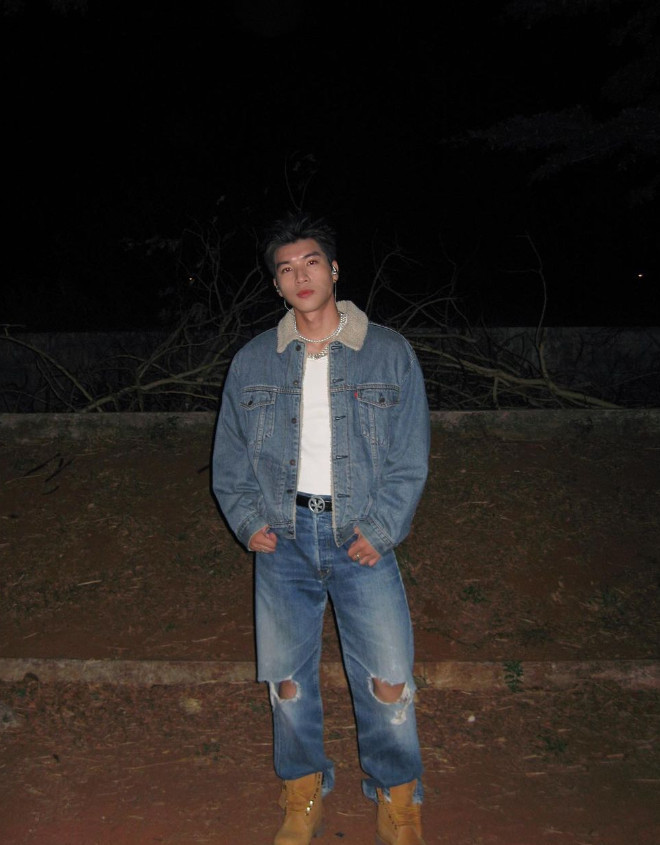 HIEUTHUHAI thường xuyên diện những bộ trang phục mang đậm chất Y2K. HIEUTHUHAI thường xuyên diện những bộ trang phục mang đậm chất Y2K.