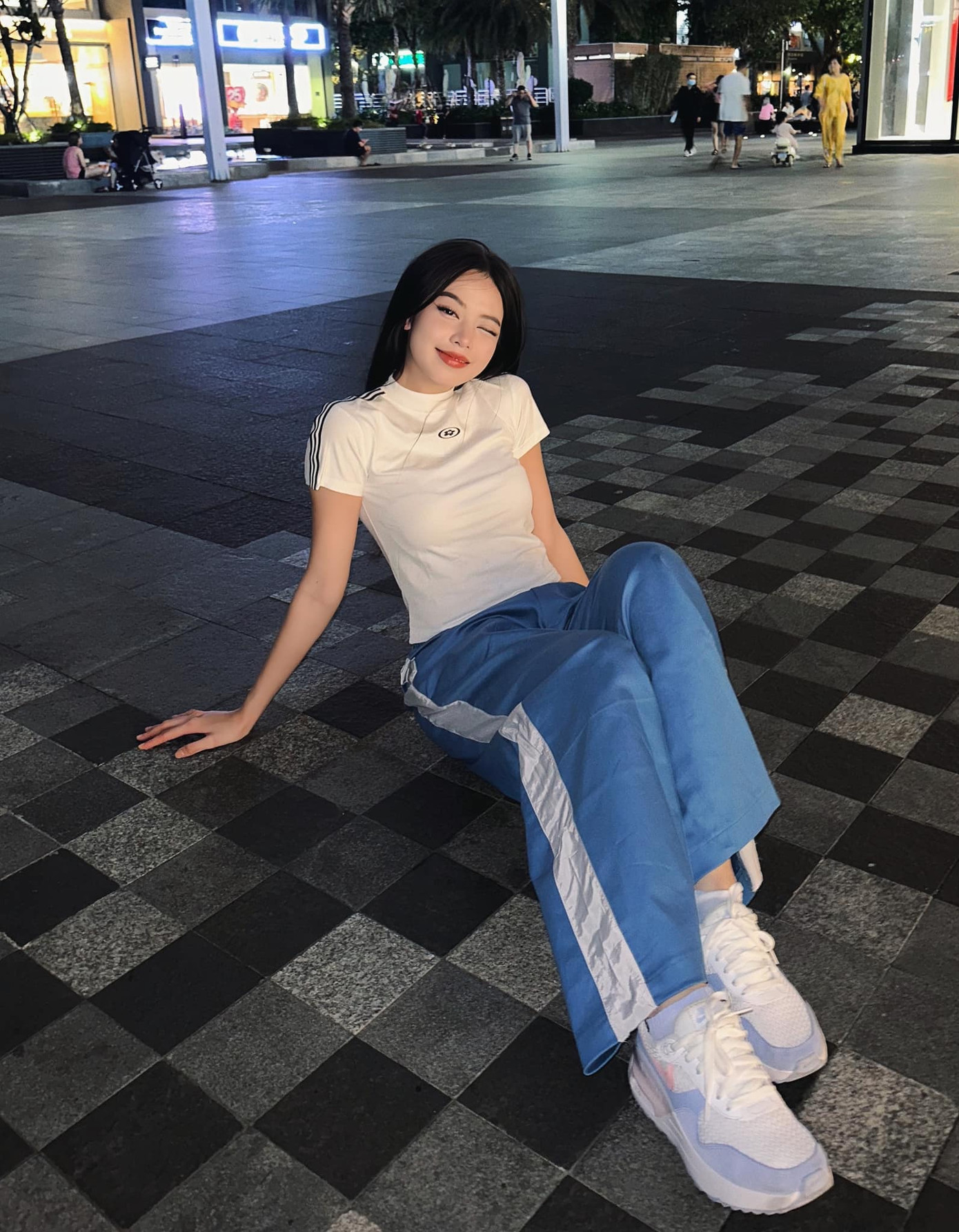 Với kiểu trang phục nào, Thanh Thủy cũng dễ dàng “cân đẹp” nhờ tỉ lệ cơ thể chuẩn.