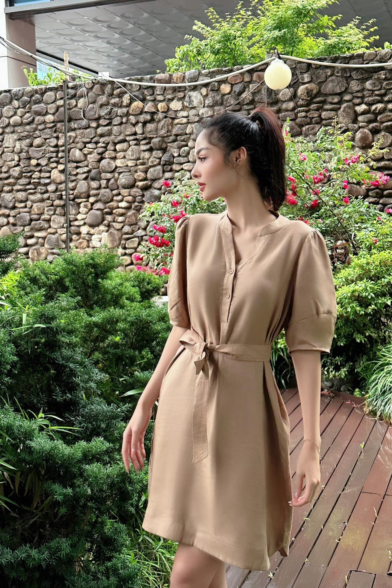 Á hậu Kiều Loan chọn chiếc váy màu nâu đơn giản với điểm nhấn là phần nơ thắt eo.