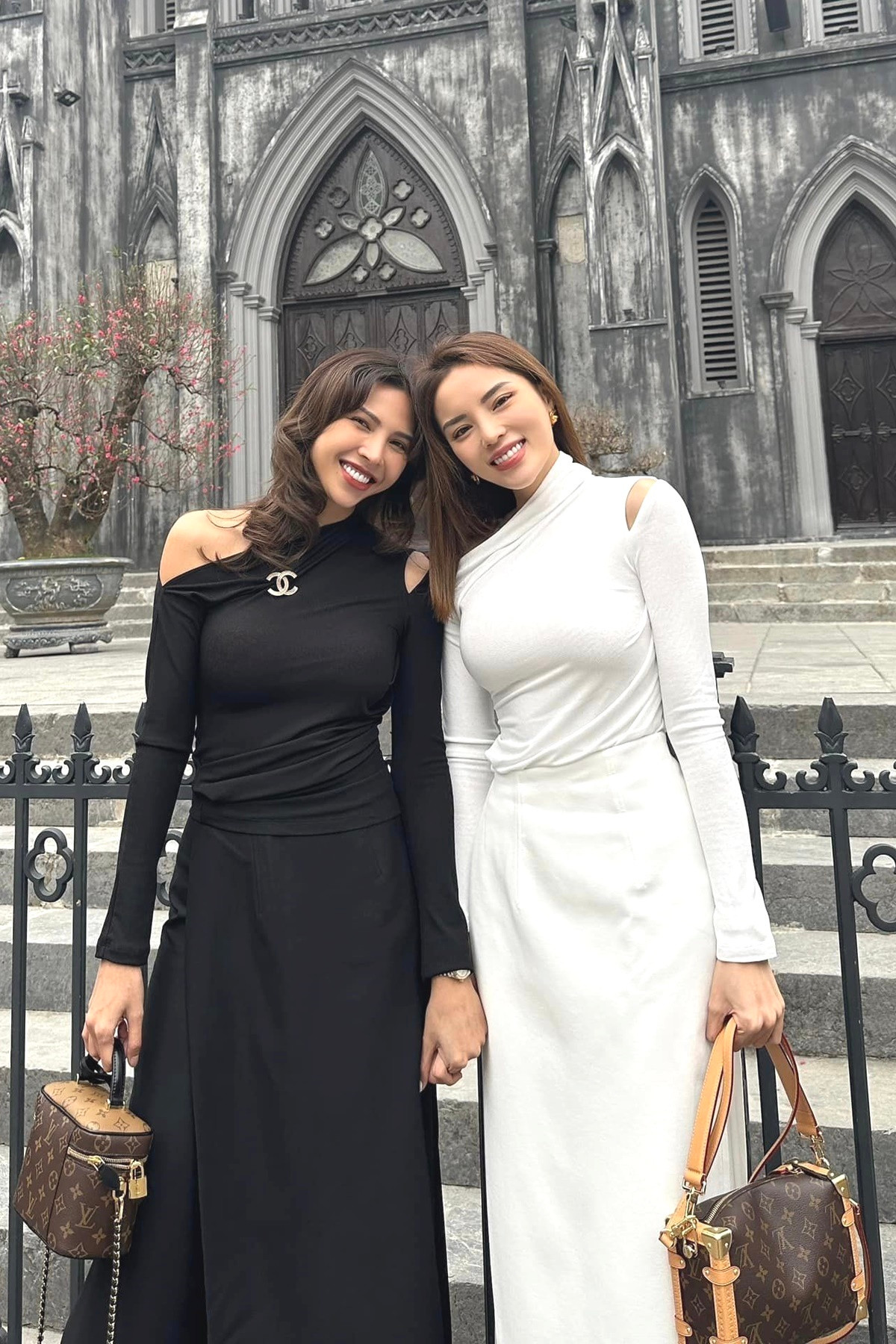 Cặp đôi diện đồ tuy khác màu nhưng có thiết kế giống hệt nhau.