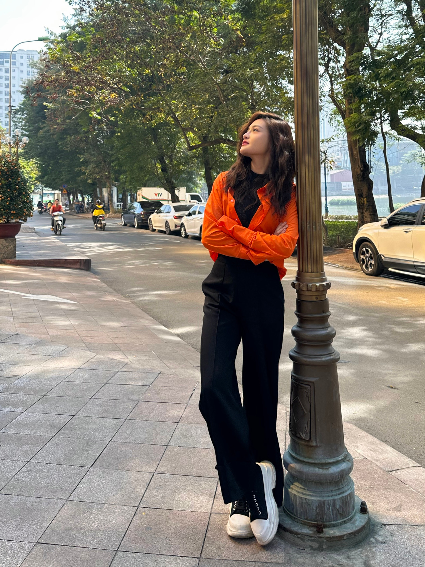 Một lần tình cờ dùng thử máy uốn tóc trên phim trường, cô tự thấy kiểu tóc “xoăn mỳ” đủ sành điệu mà không quá ăn chơi, phù hợp cá tính nhân vật, nên duyệt kiểu đầu này cho vai Ly.