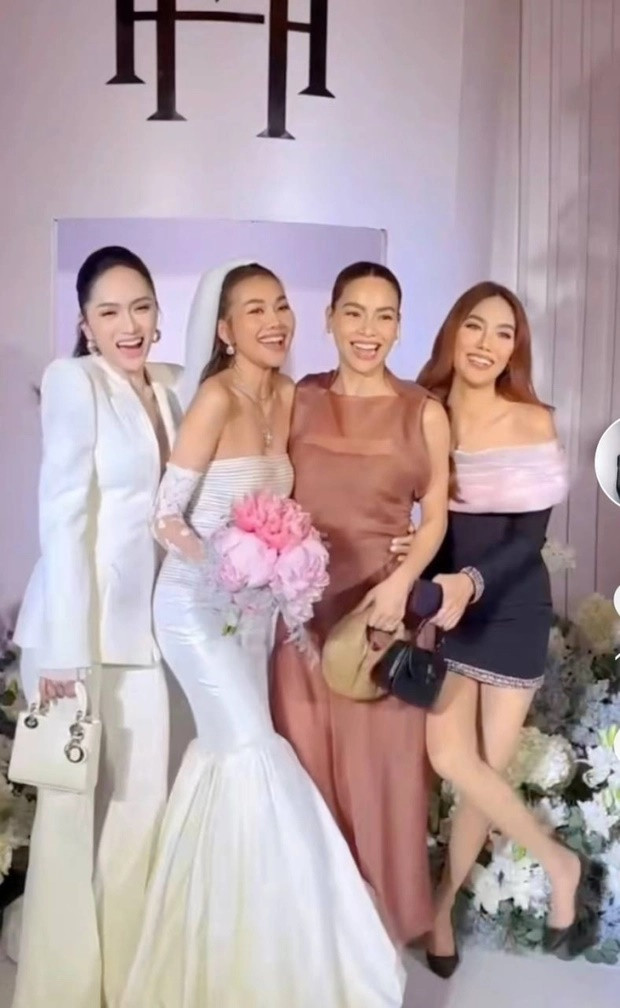 Bộ tứ HLV The New Mentor hội ngộ trong ngày trọng đại của Thanh Hằng. Bộ tứ HLV The New Mentor hội ngộ trong ngày trọng đại của Thanh Hằng.