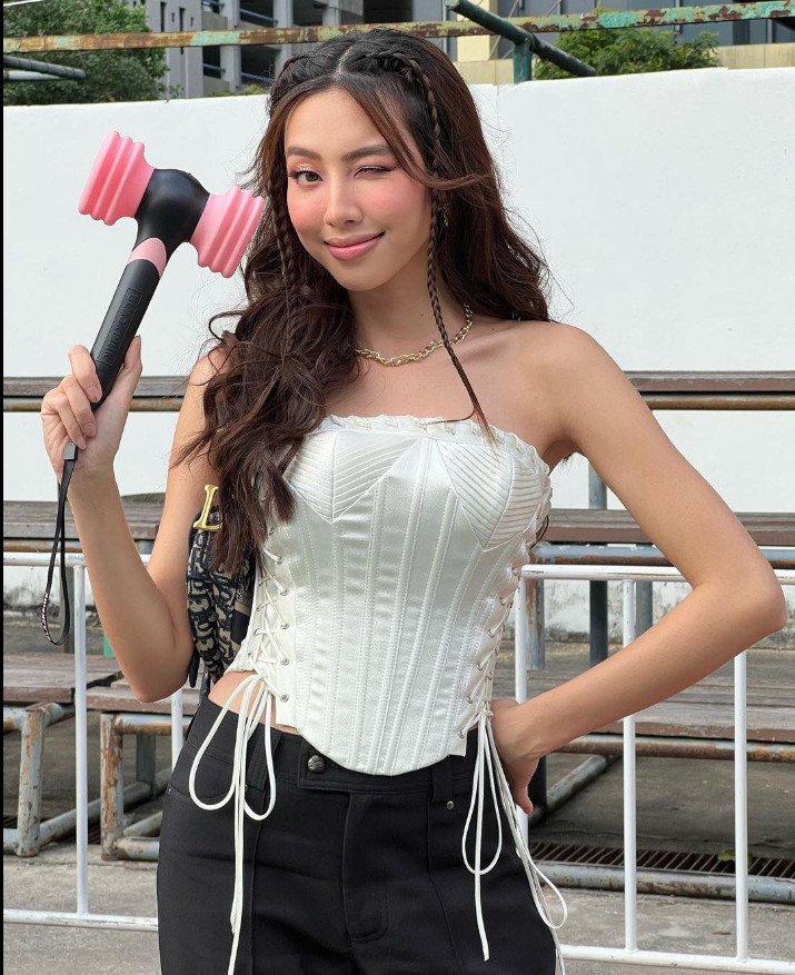 Một set đồ khác phối cùng corset của Thùy Tiên. Một set đồ khác phối cùng corset của Thùy Tiên.