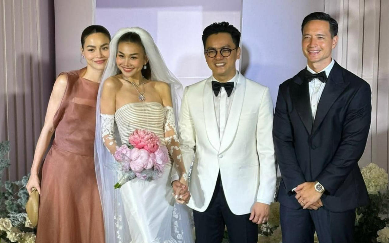 Vợ chồng Hà Hồ - Kim Lý đã xuất hiện từ sớm để chung vui cùng người bạn thân của mình. Vợ chồng Hà Hồ - Kim Lý đã xuất hiện từ sớm để chung vui cùng người bạn thân của mình.