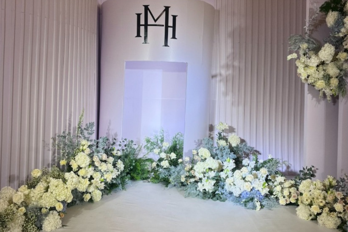 Từ khu vực sảnh check-in đến các chi tiết nhỏ đều được cặp đôi chuẩn bị chỉn chu, tỉ mỉ. Từ khu vực sảnh check-in đến các chi tiết nhỏ đều được cặp đôi chuẩn bị chỉn chu, tỉ mỉ.