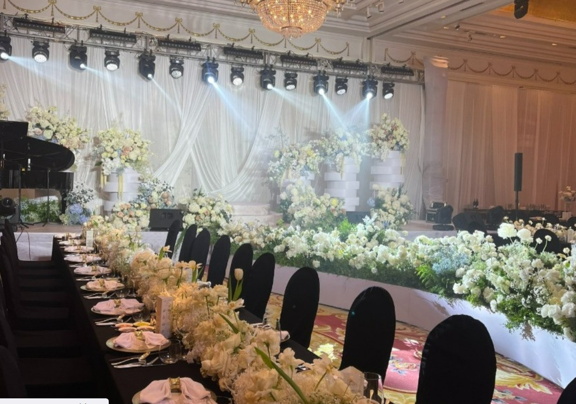 Toàn bộ không gian được lựa chọn tone trắng chủ đạo nhẹ nhàng, trang trí đơn giản. Toàn bộ không gian được lựa chọn tone trắng chủ đạo nhẹ nhàng, trang trí đơn giản.