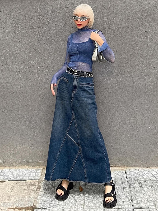 Tóc Tiên thường lựa chọn những trang phục chất liệu denim ôm sát, khéo léo tôn dáng. Tóc Tiên thường lựa chọn những trang phục chất liệu denim ôm sát, khéo léo tôn dáng.