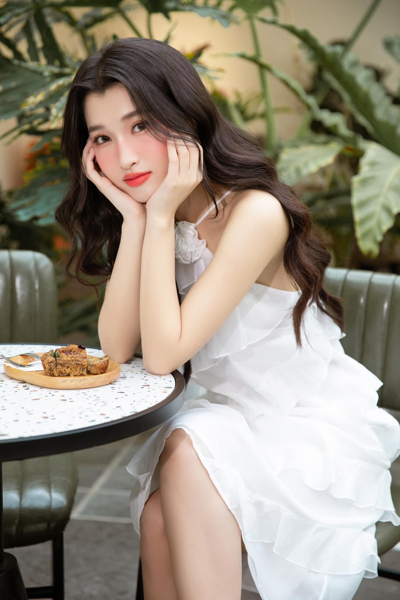 Chỉ với một chiếc váy trắng, Phương Nhi hóa nàng thơ mỗi khi xuống phố.