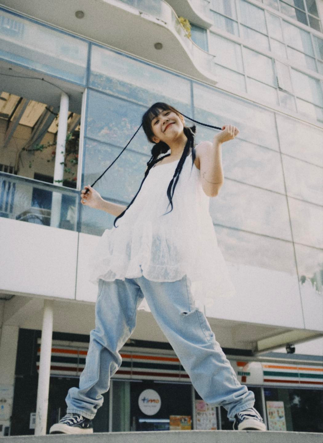 Mái tóc dài kết hợp với phong cách phối đồ kết hợp giữa váy và quần jeans lấy cảm hứng từ idol K-Pop khiến cô nàng trở nên thu hút và mới mẻ hơn.