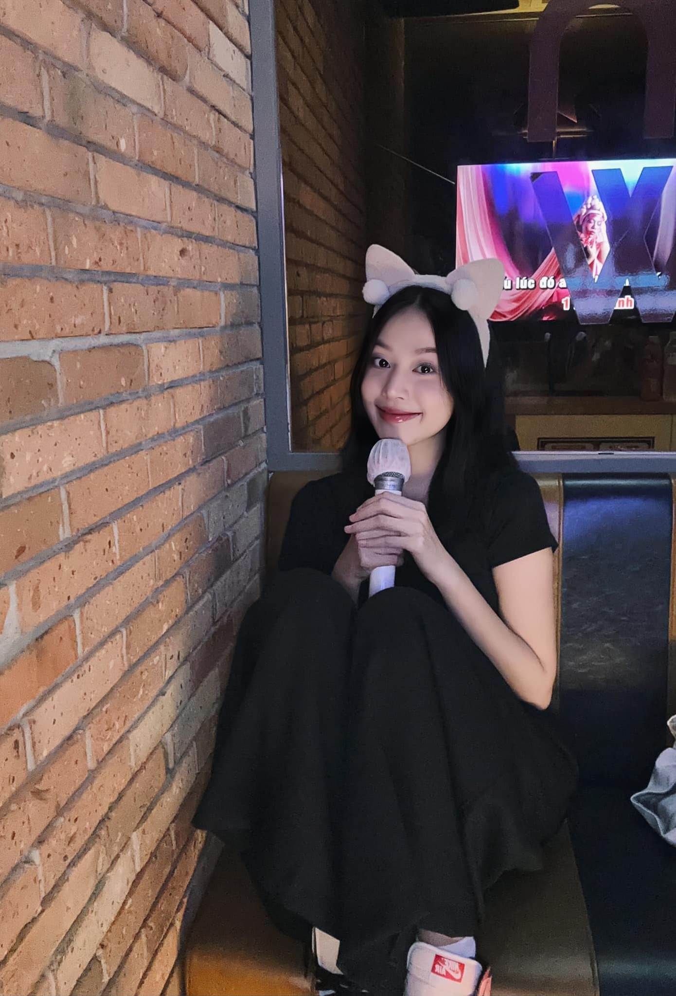 Bên cạnh crop-top, áo phông dáng rộng cũng là món đồ được nàng hậu yêu thích.