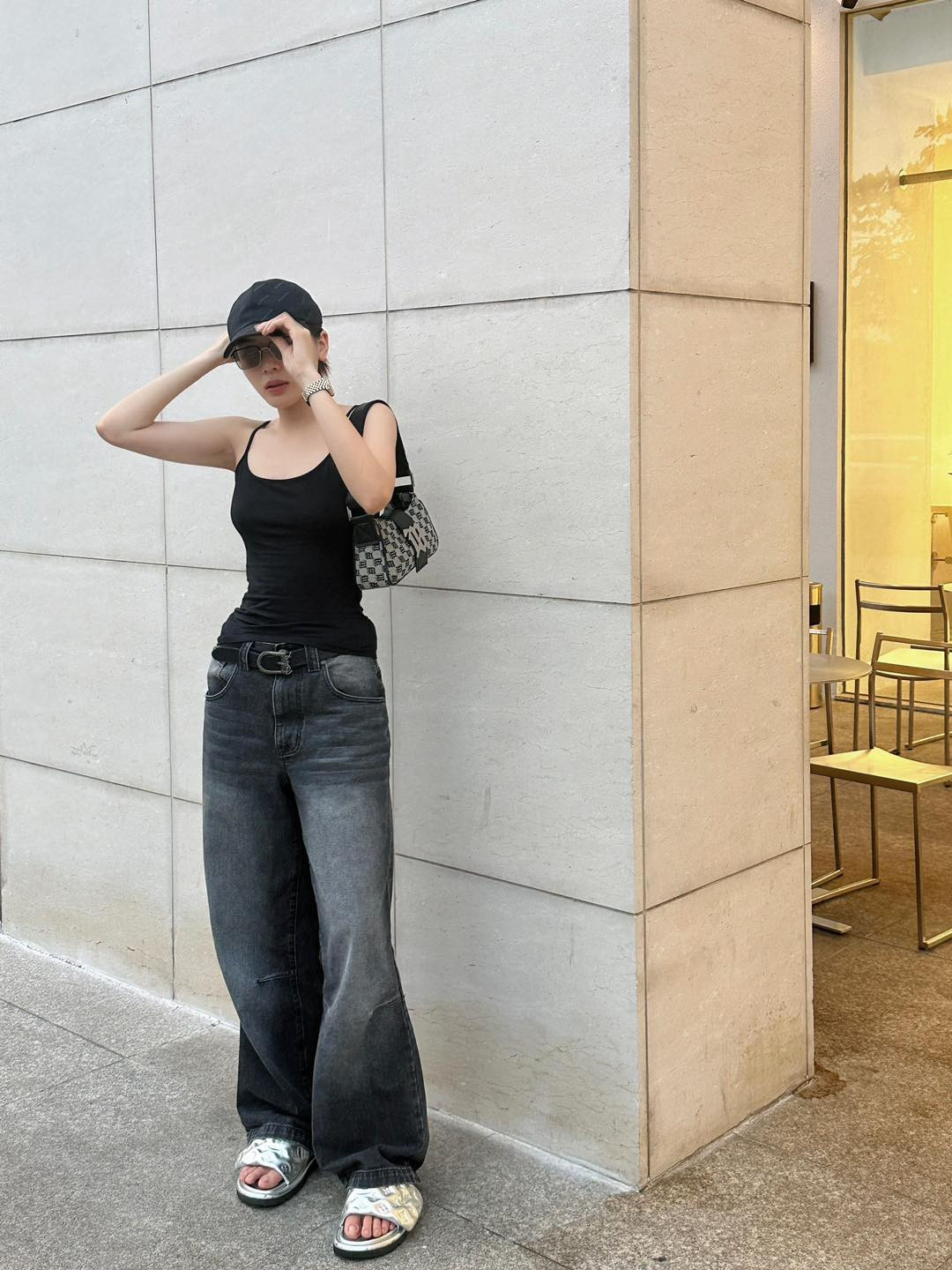 Tông màu đen được Hoa hậu Kỳ Duyên lựa chọn khi “lên đồ” xuống phố. Cô chọn phối áo hai dây ôm sát body với quần ống rộng cá tính.