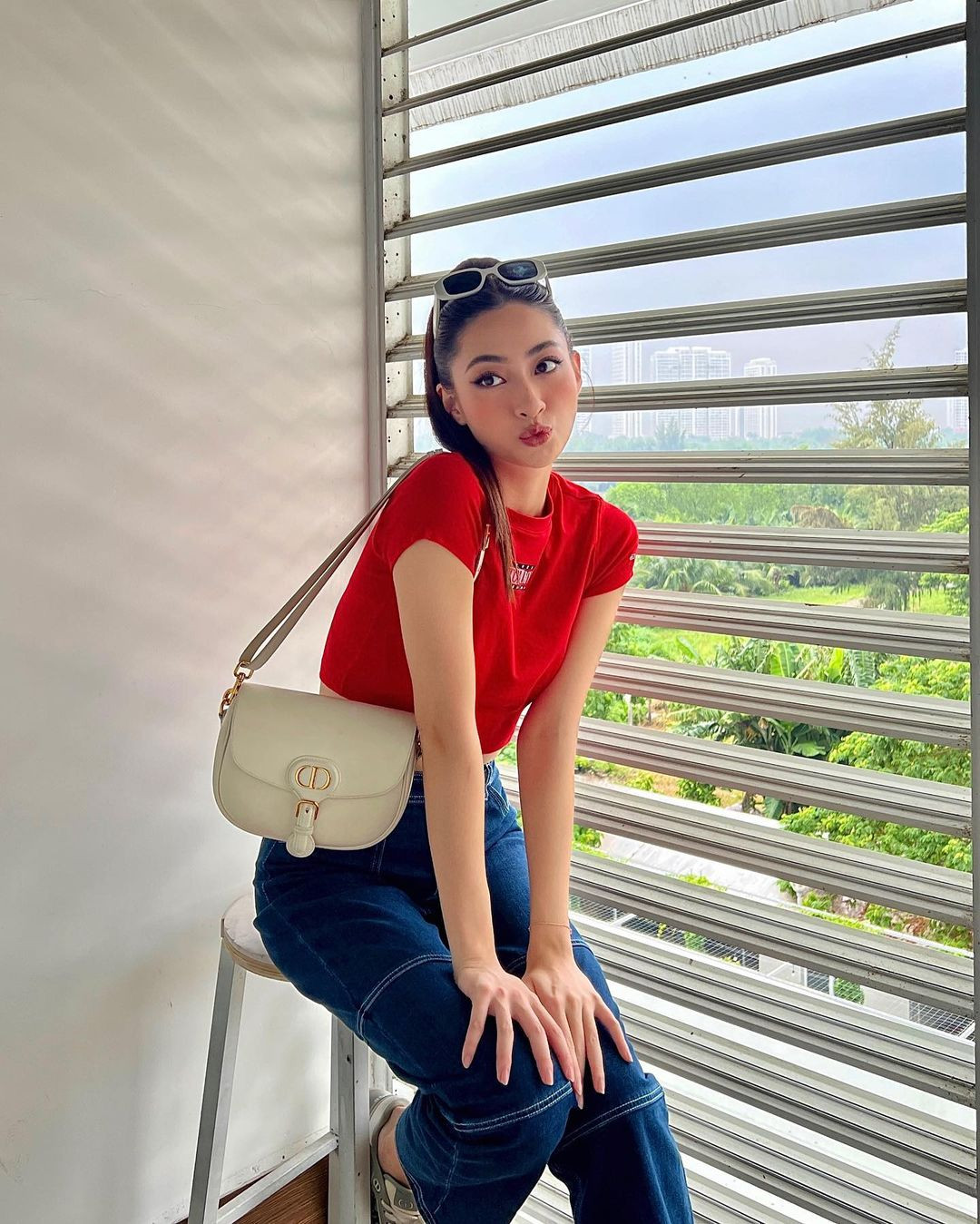 Túi Bobby Dior gam trắng có giá trị hơn 82 triệu đồng được Lương Thùy Linh thường xuyên sử dụng khi đi du lịch, công tác hay mix đồ dạo phố.