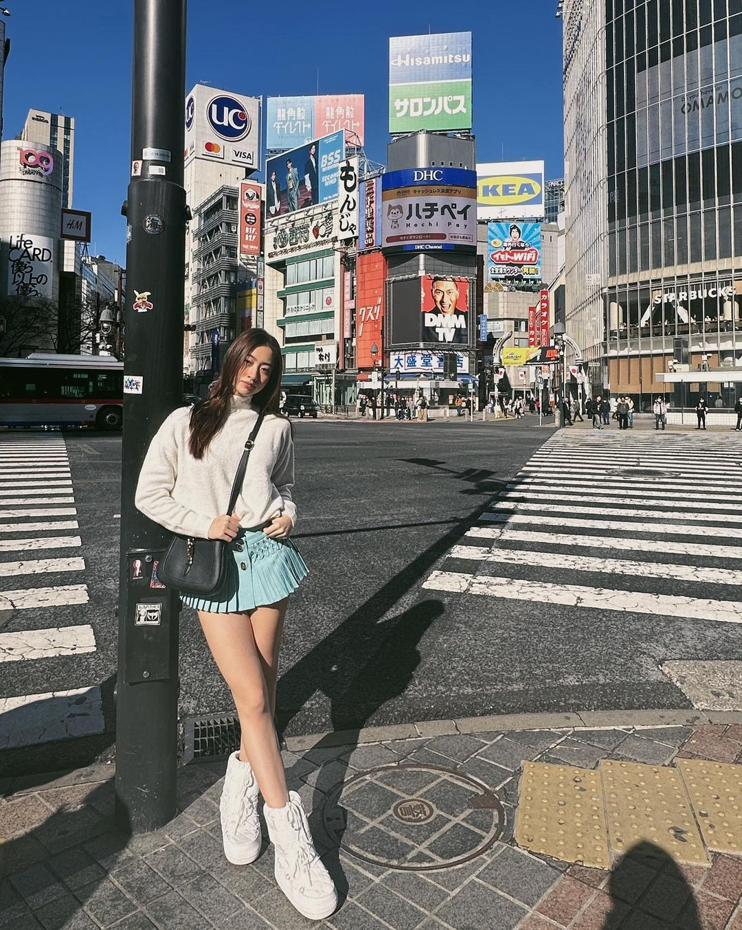 Túi Gucci Jackie 1961 bản màu đen được kết hợp với chân váy ngắn và áo len, trở thành mảnh ghép hoàn hảo cho set đồ năng động, trẻ trung của Lương Thùy Linh.