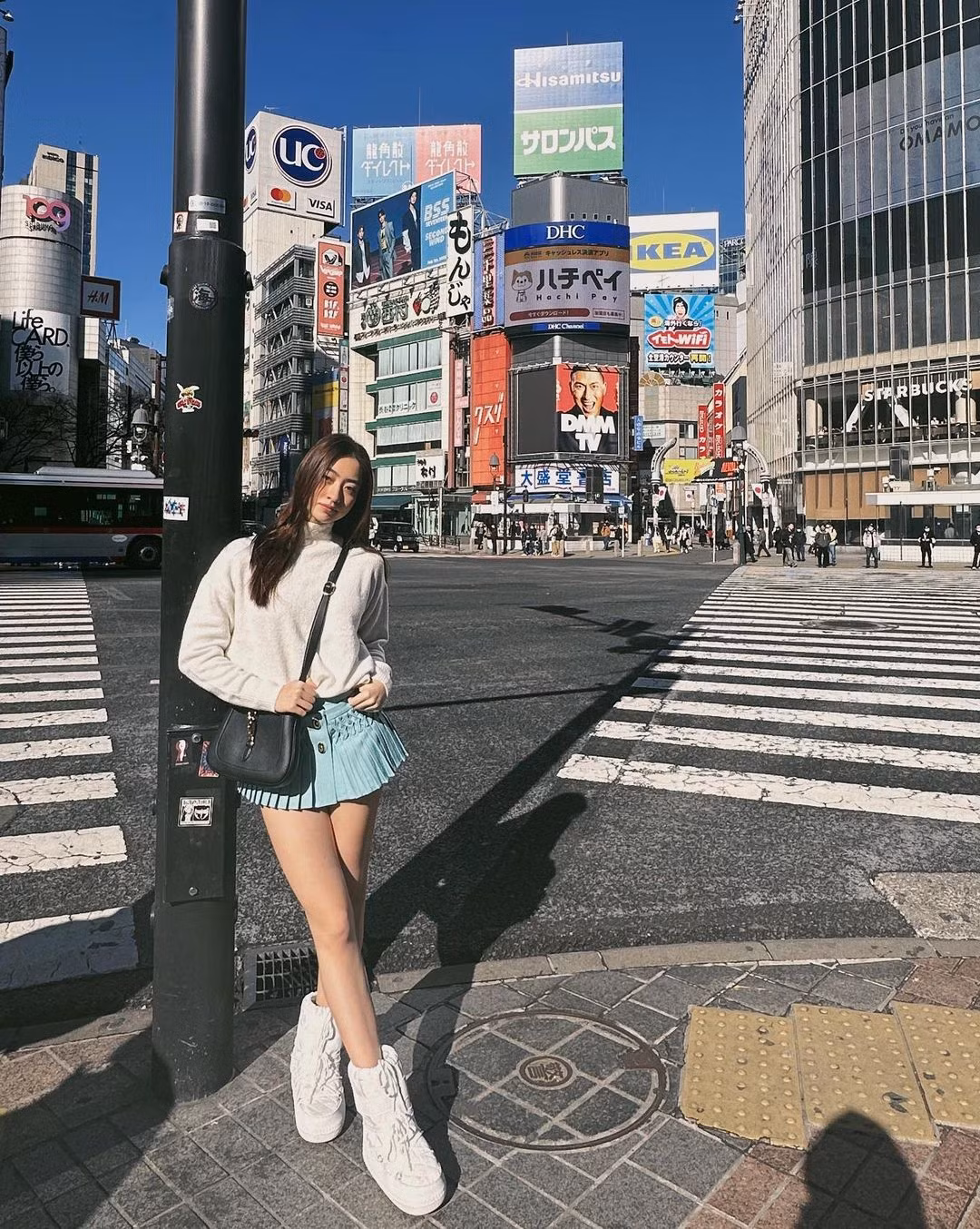 Túi Gucci Jackie 1961 bản màu đen được kết hợp với chân váy ngắn và áo len, trở thành mảnh ghép hoàn hảo cho set đồ năng động, trẻ trung của Lương Thùy Linh.