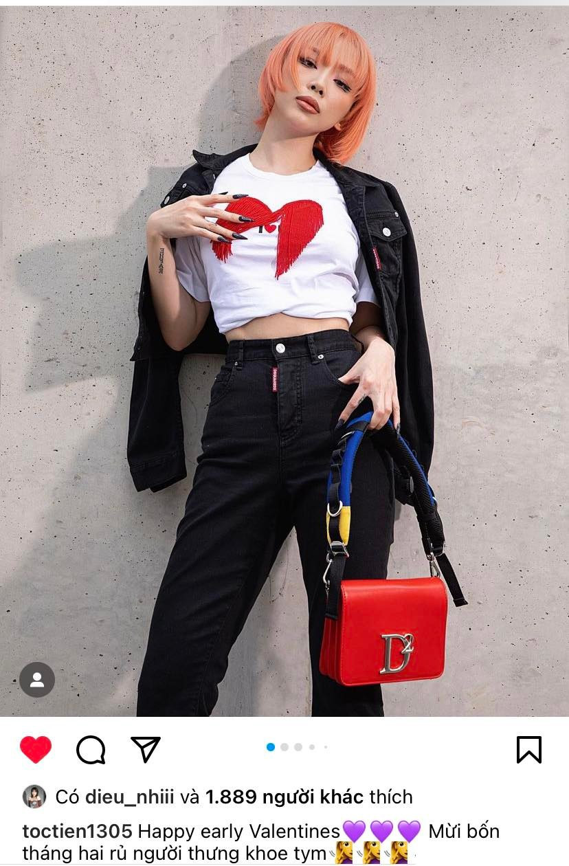 Ca sĩ Tóc Tiên diện áo phông hình trái tim kèm lời chúc mừng Ngày lễ Tình nhân.