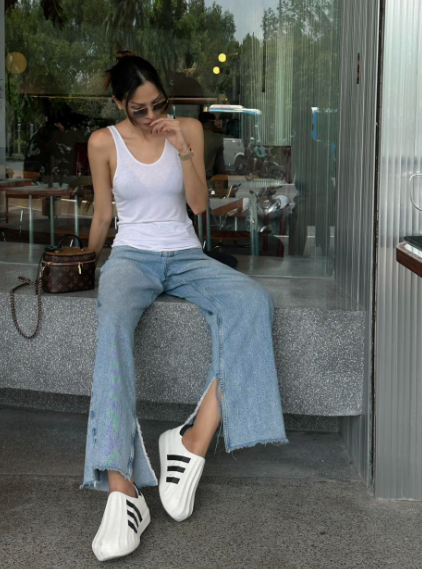 Phong cách street style của nàng siêu mẫu tuy đơn giản nhưng vẫn cuốn hút. Phong cách street style của nàng siêu mẫu tuy đơn giản nhưng vẫn cuốn hút.