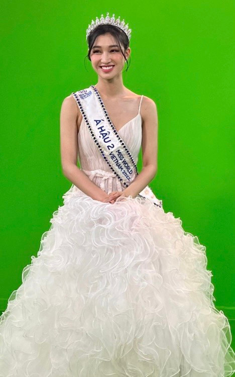 Bộ váy tông trắng giúp Phương Nhi chiếm trọn spotlight.