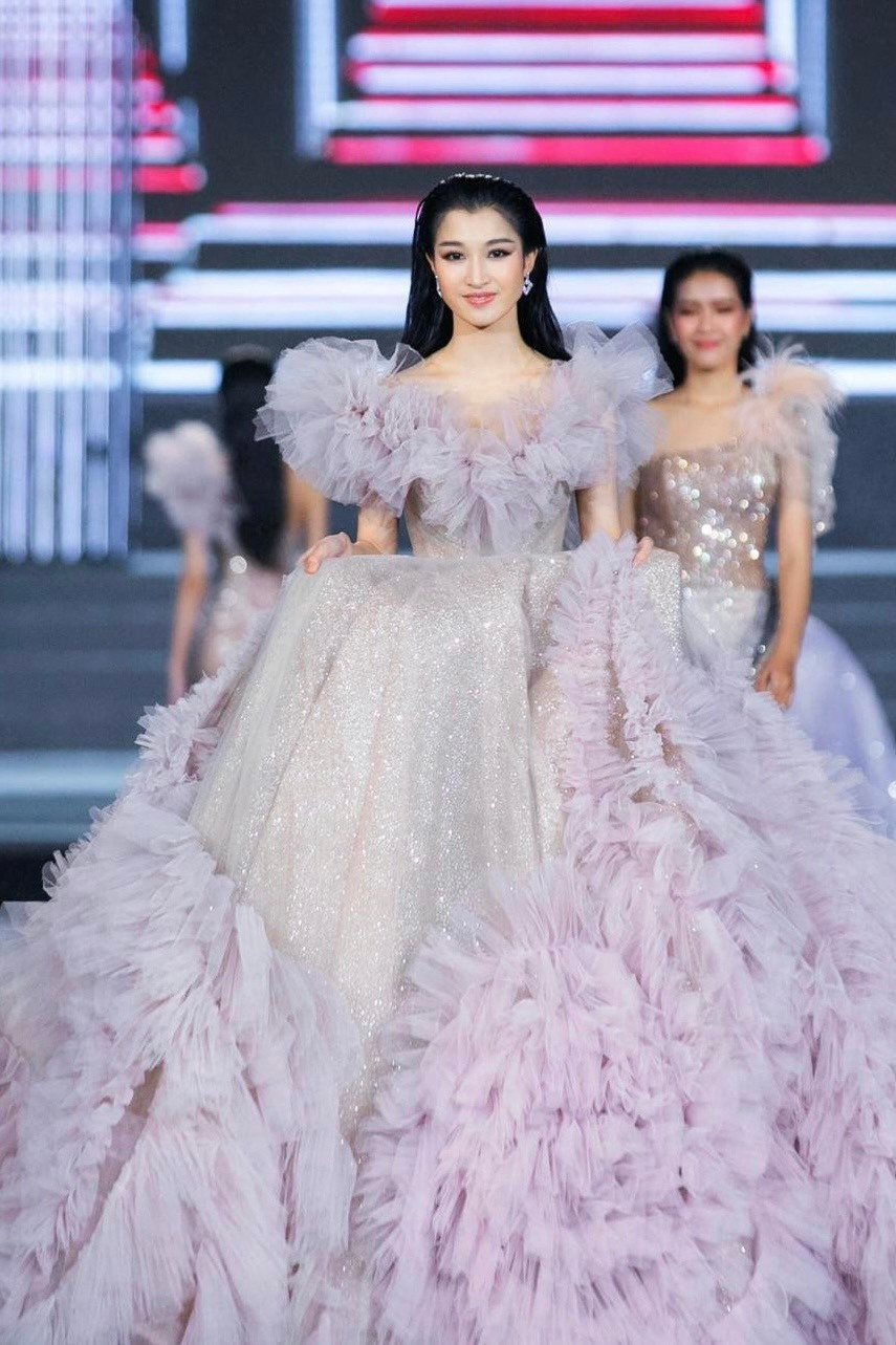 Trong chiếc váy màu tím "khổng lồ", Phương Nhi như bước ra từ xứ sở thần tiên Disney.