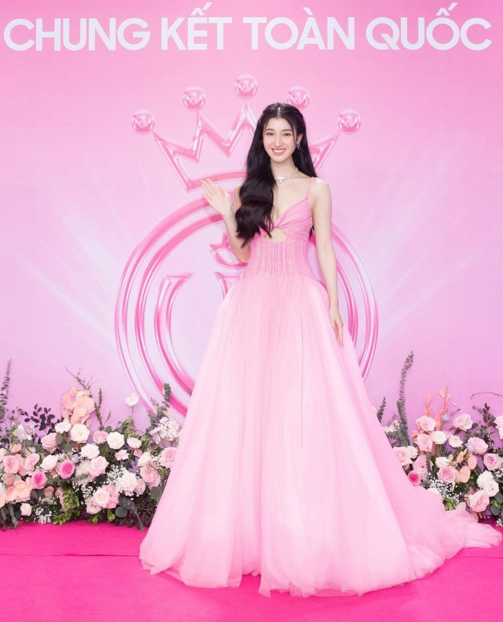 Xuất hiện trong chiếc đầm hồng ngọt ngào, Á hậu Phương Nhi khoe khéo bờ vai thanh mảnh, xương quai xanh và làn da trắng sứ.