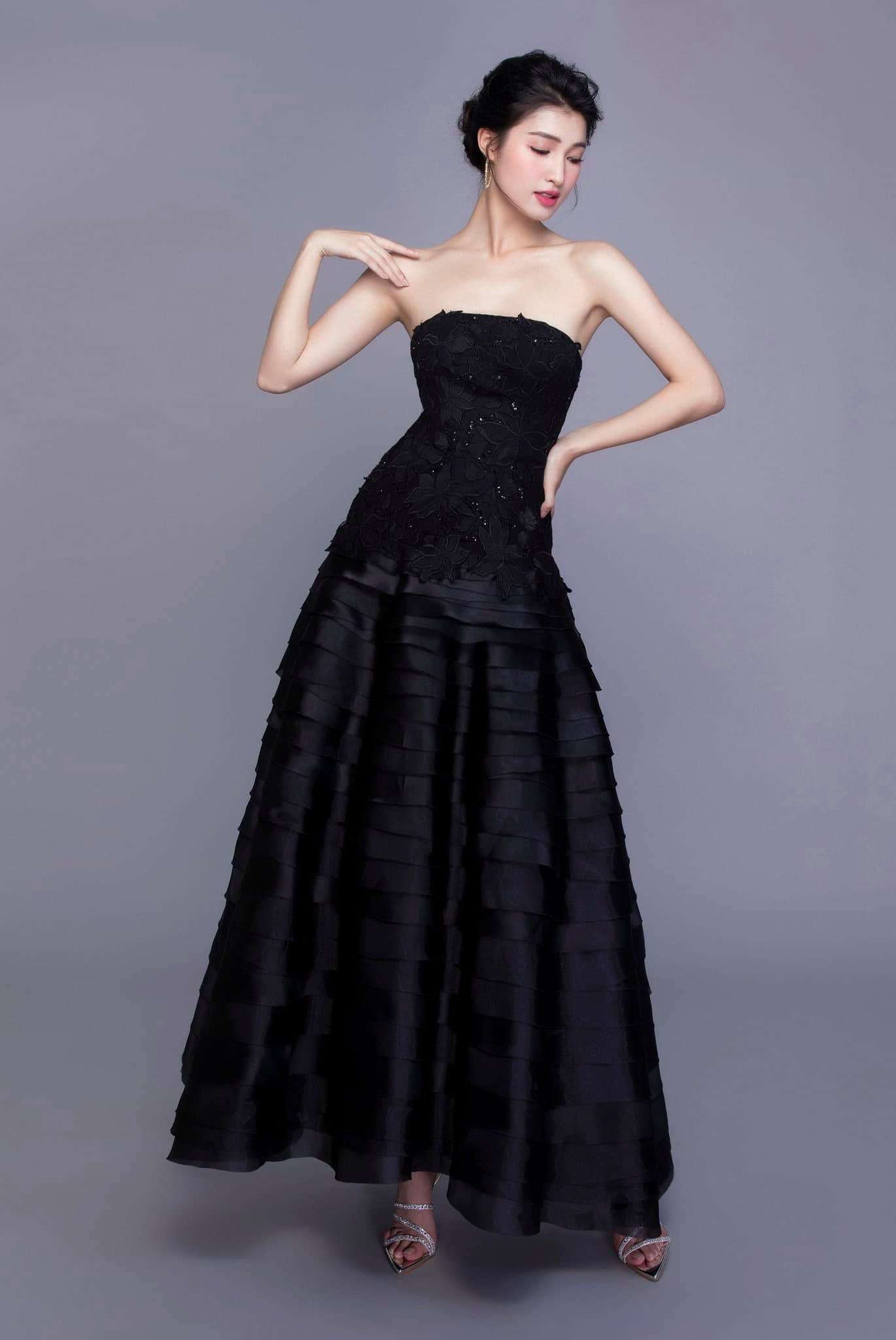 Á hậu Phương Nhi quý phái, gợi cảm trong thiết kế màu đen. Mỹ nhân chọn kiểu tóc búi cao để khoe vẻ đẹp thanh tú của gương mặt.