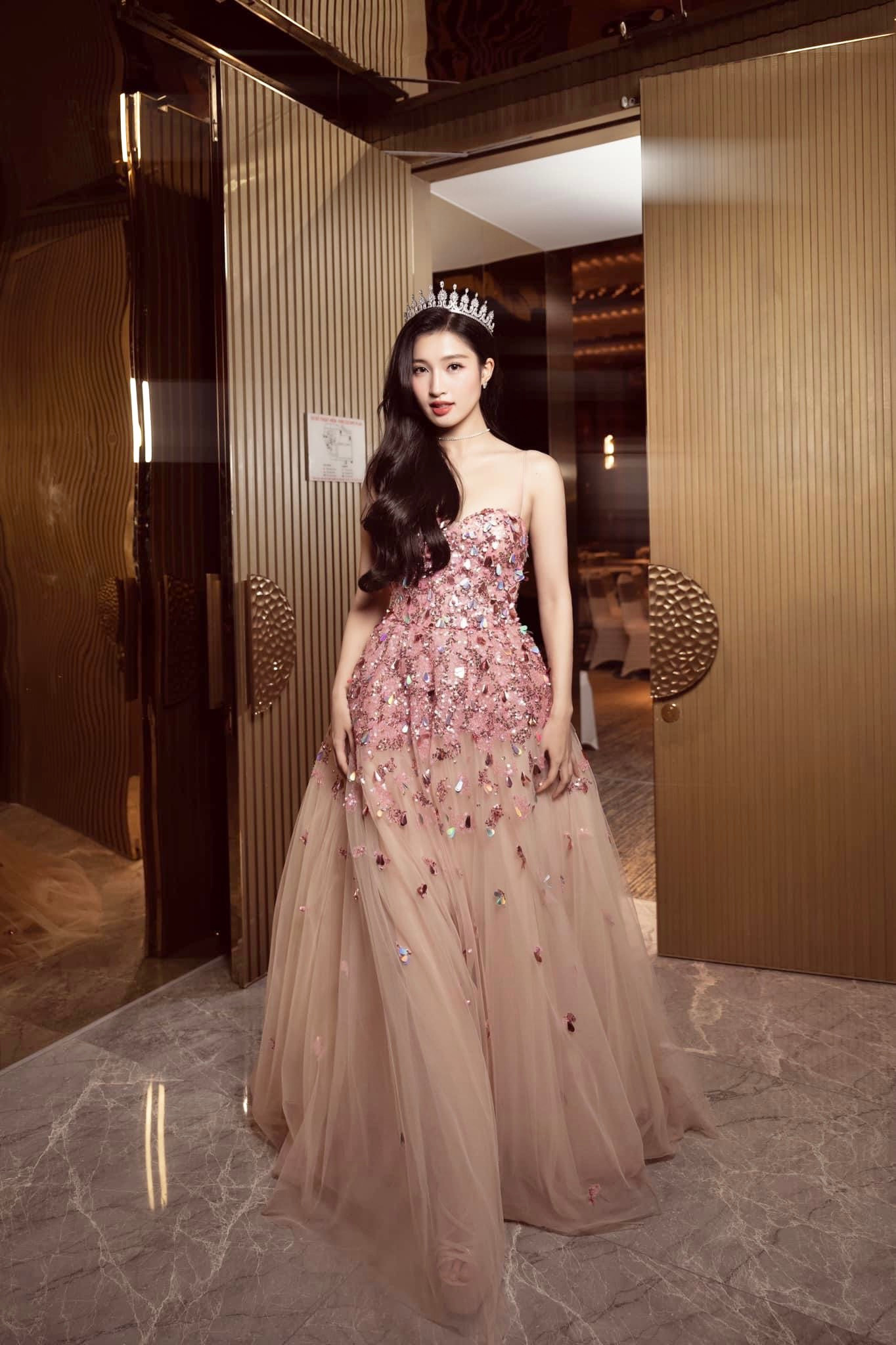 Những chiếc đầm được Á hậu Phương Nhi ưa chuộng đều có phần thân dưới bồng bềnh, đúng phong cách của các nàng công chúa trong truyện cổ tích.