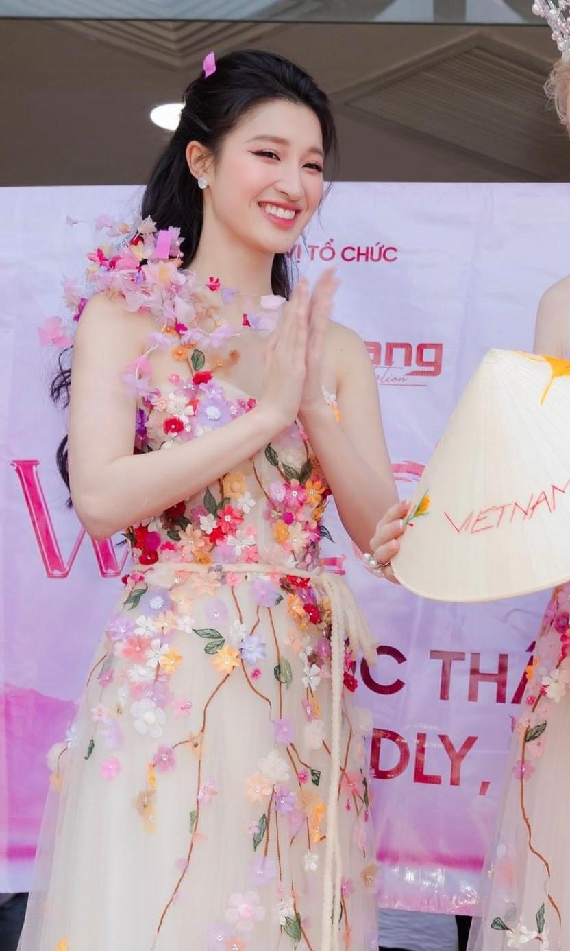 Vẻ đẹp ngọt ngào tựa nàng tiên trong thiết kế đầm hoa nhẹ nhàng.