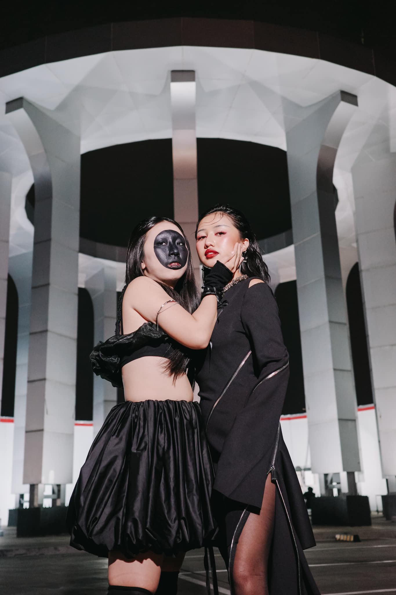 Trang Hý xuất hiện với layout độc lạ không ai làm lại tại buổi công chiếu phim Người Mặt Trời. Trang Hý xuất hiện với layout độc lạ không ai làm lại tại buổi công chiếu phim Người Mặt Trời.