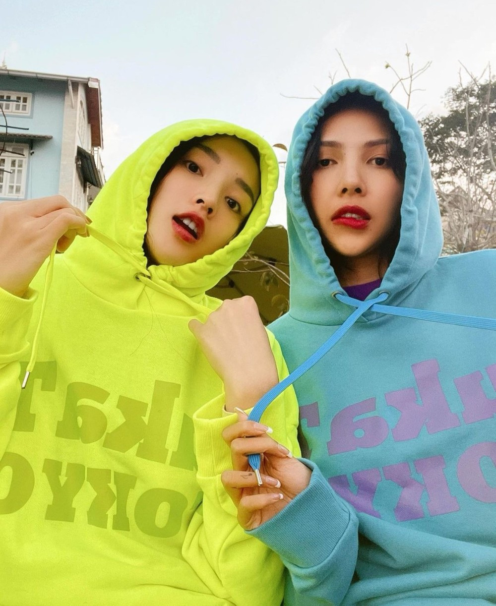Cặp đôi diện áo hoodie màu sắc rực rỡ, vừa giúp hack tuổi lại tạo cảm giác nhí nhố, đáng yêu.