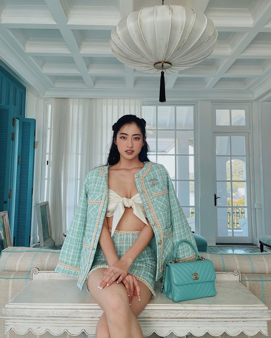 Người đẹp thường lựa chọn túi xách đi kèm đồng điệu màu sắc với bộ đồ diện trên người.