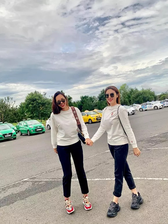 Có khi 2 người đẹp chỉ mặc trang phục đơn giản với áo thun form rộng và quần jeans nhưng vẫn thu hút bởi vẻ ngoài xinh đẹp, tươi tắn.