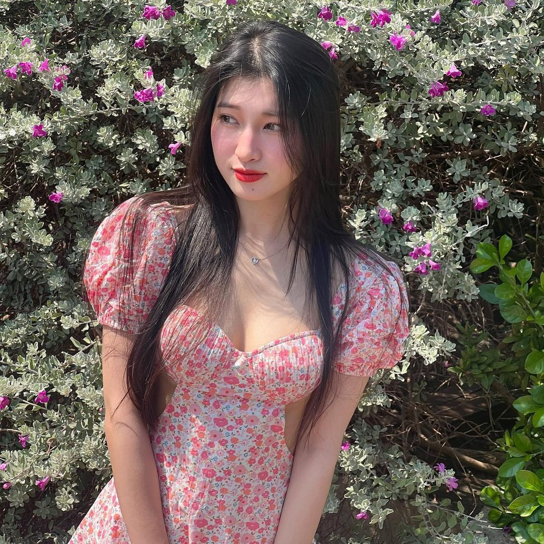 Không chỉ vậy, đường cắt xẻ tinh tế trên chiếc váy giúp nàng hậu gốc Thanh Hóa khoe trọn vòng eo con kiến.