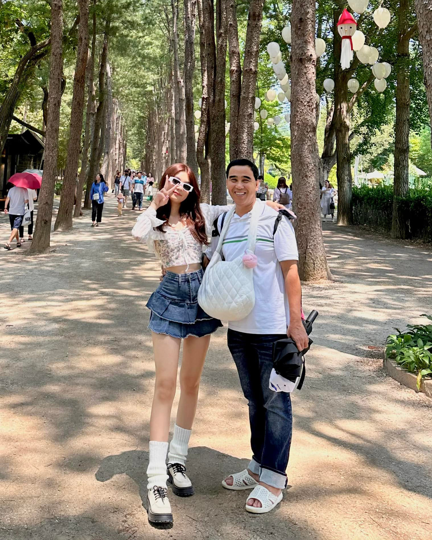 Dù có gu thời trang phá cách nhưng Hạt Dẻ vẫn giữ được visual trong trẻo, đúng với lứa tuổi.