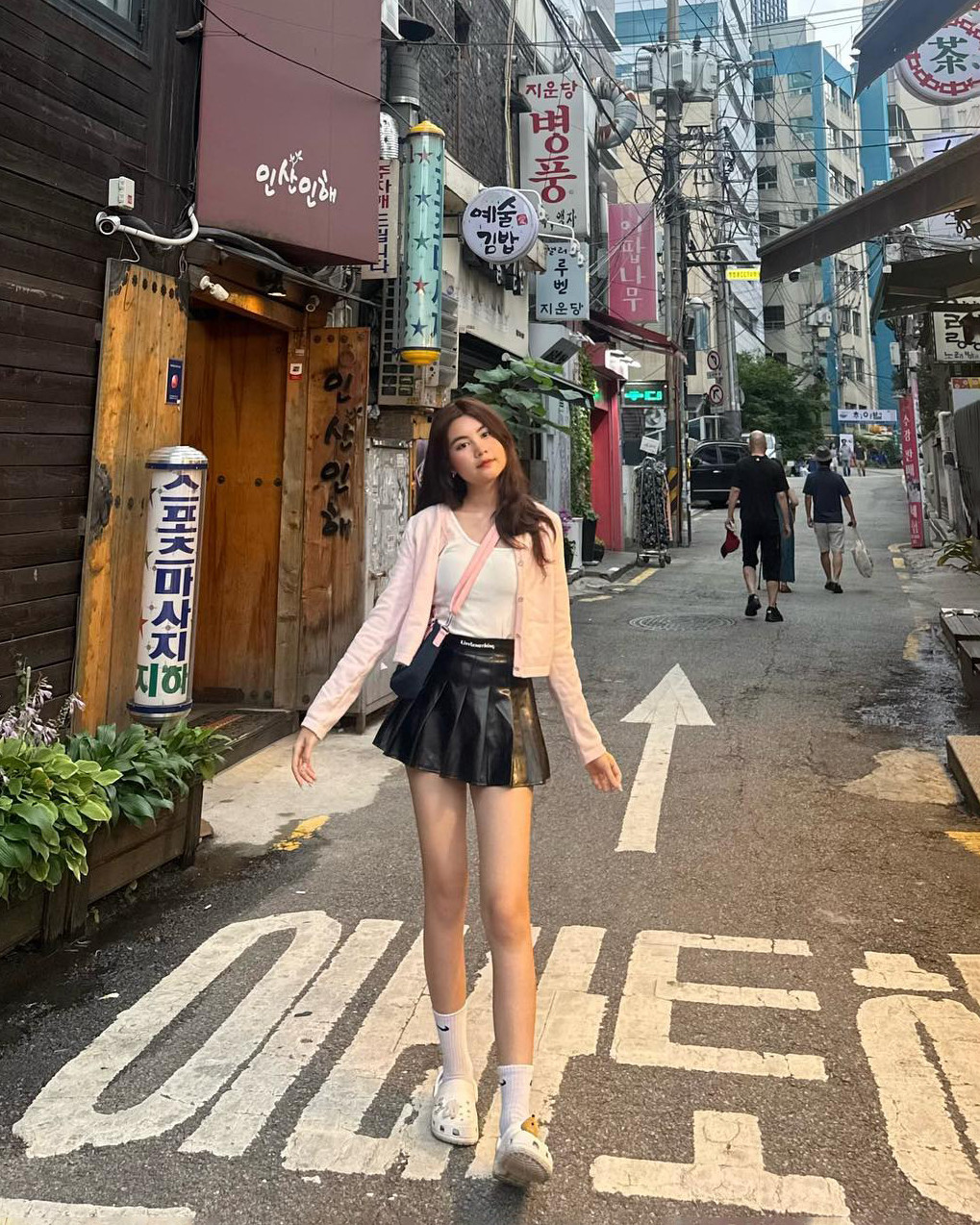 Hạt Dẻ phối áo cardigan với chân váy ngắn xếp ly như các idol xứ Hàn.