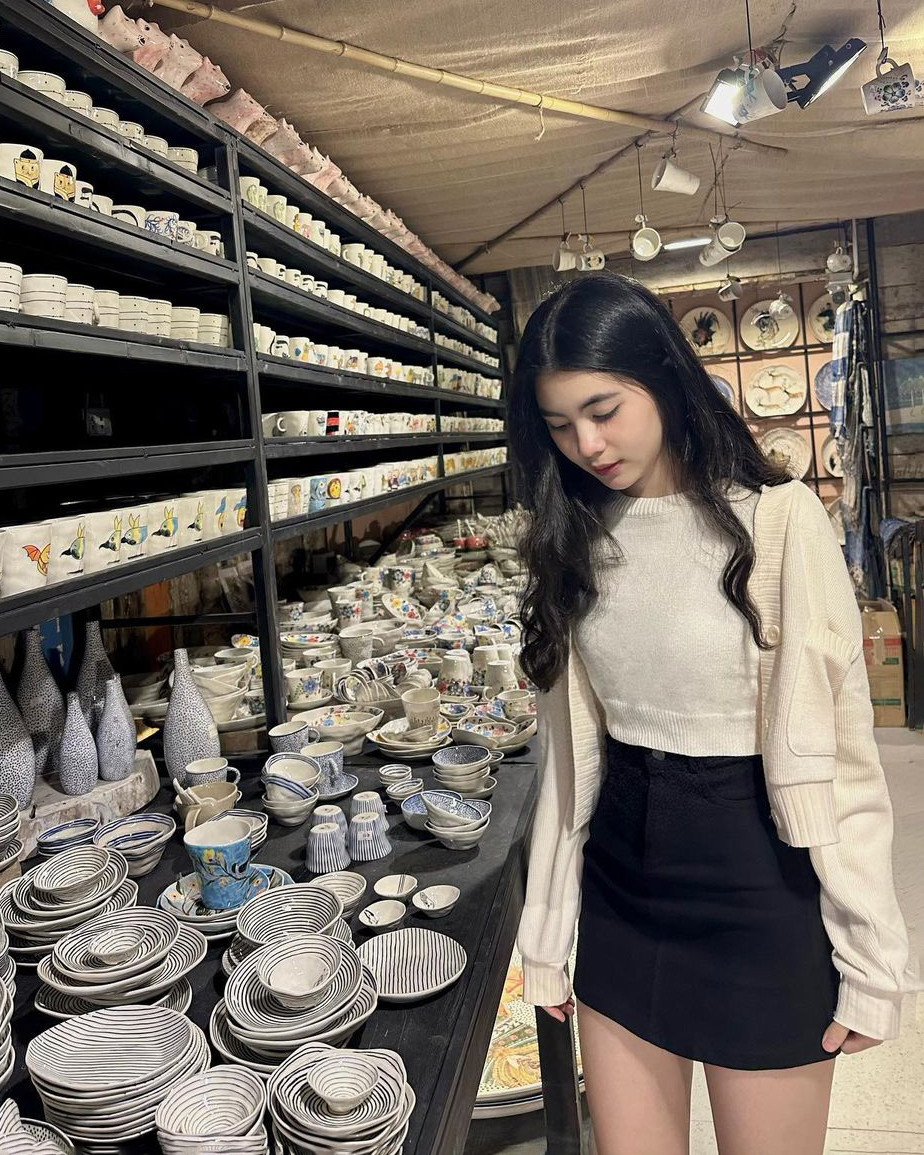 Áo cardigan lửng kết hợp croptop và chân váy ngắn là công thức mix đồ yêu thích của Hạt Dẻ.