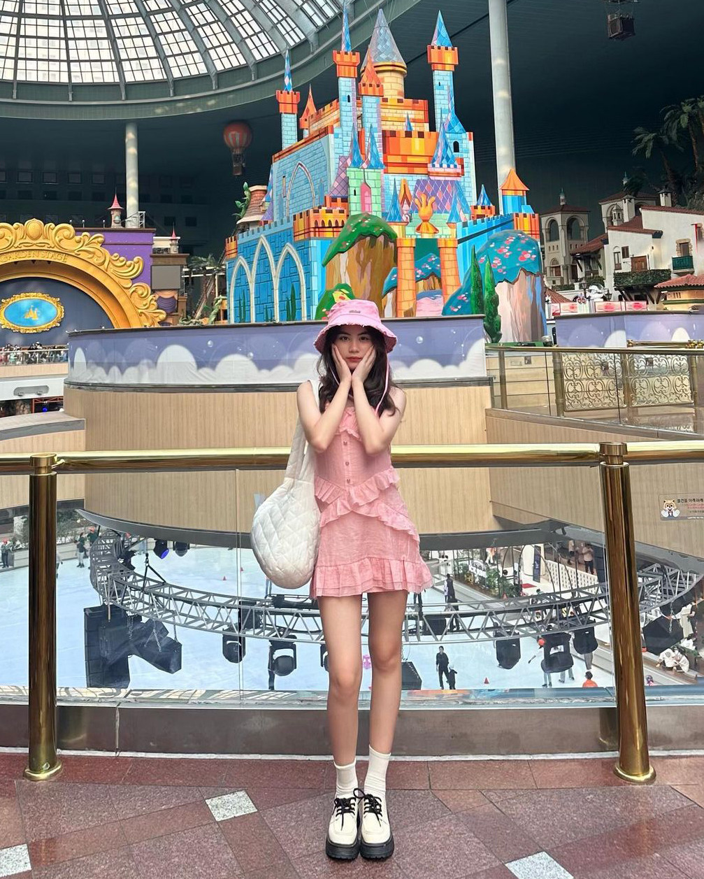 Mẫu váy màu hồng với chi tiết bèo nhún mang đến vẻ ngoài đáng yêu, nhí nhảnh.