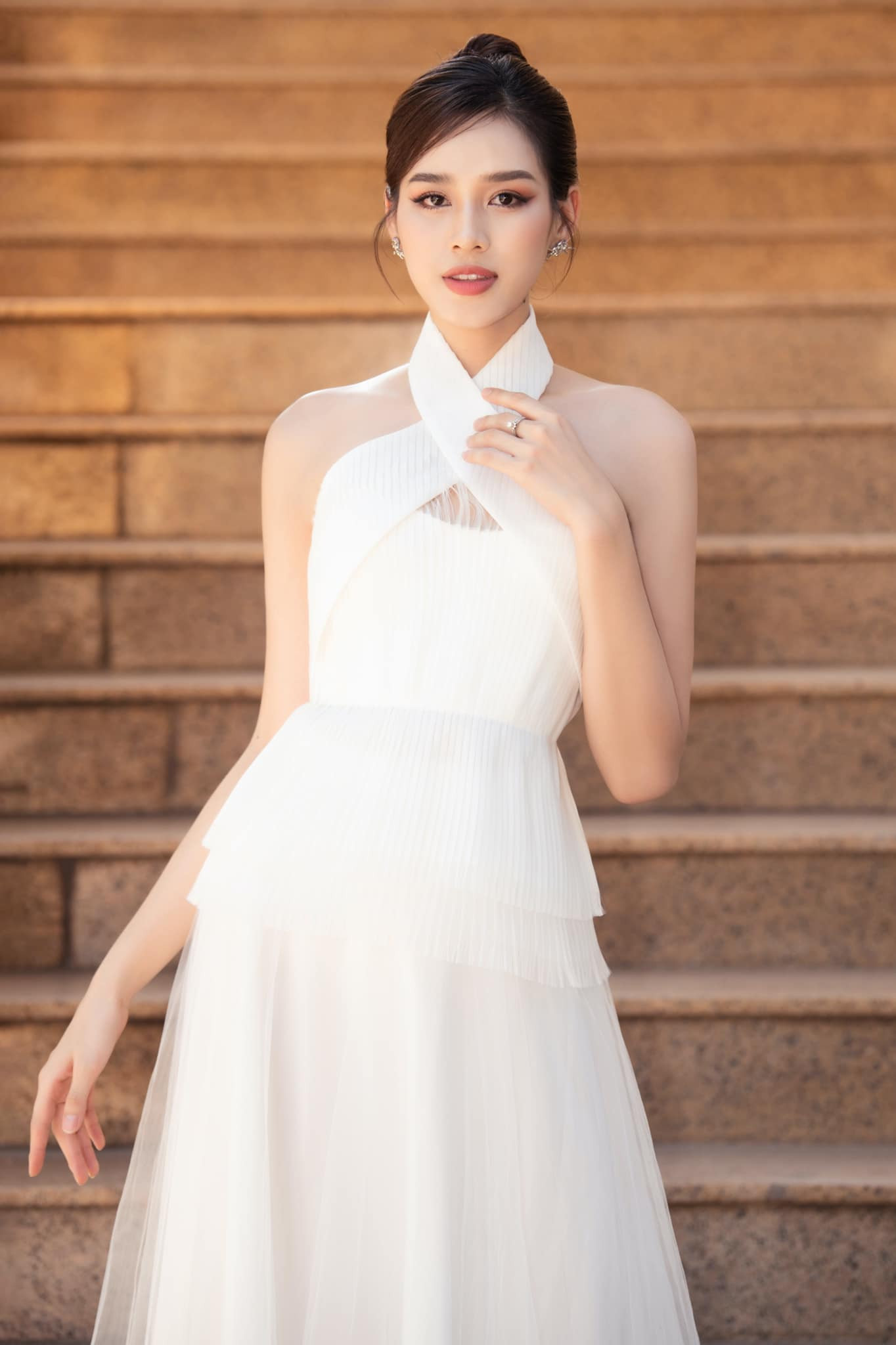 Nàng hậu xứ Thanh khi diện đồ xu hướng white-on-white vẫn gắn bó với phong cách điệu đà.