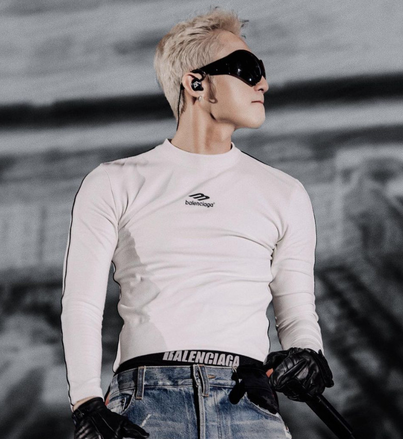 Sơn Tùng M-TP là một trong số những ca sĩ nam mang phong cách Y2K lên sân khấu. Sơn Tùng M-TP là một trong số những ca sĩ nam mang phong cách Y2K lên sân khấu.