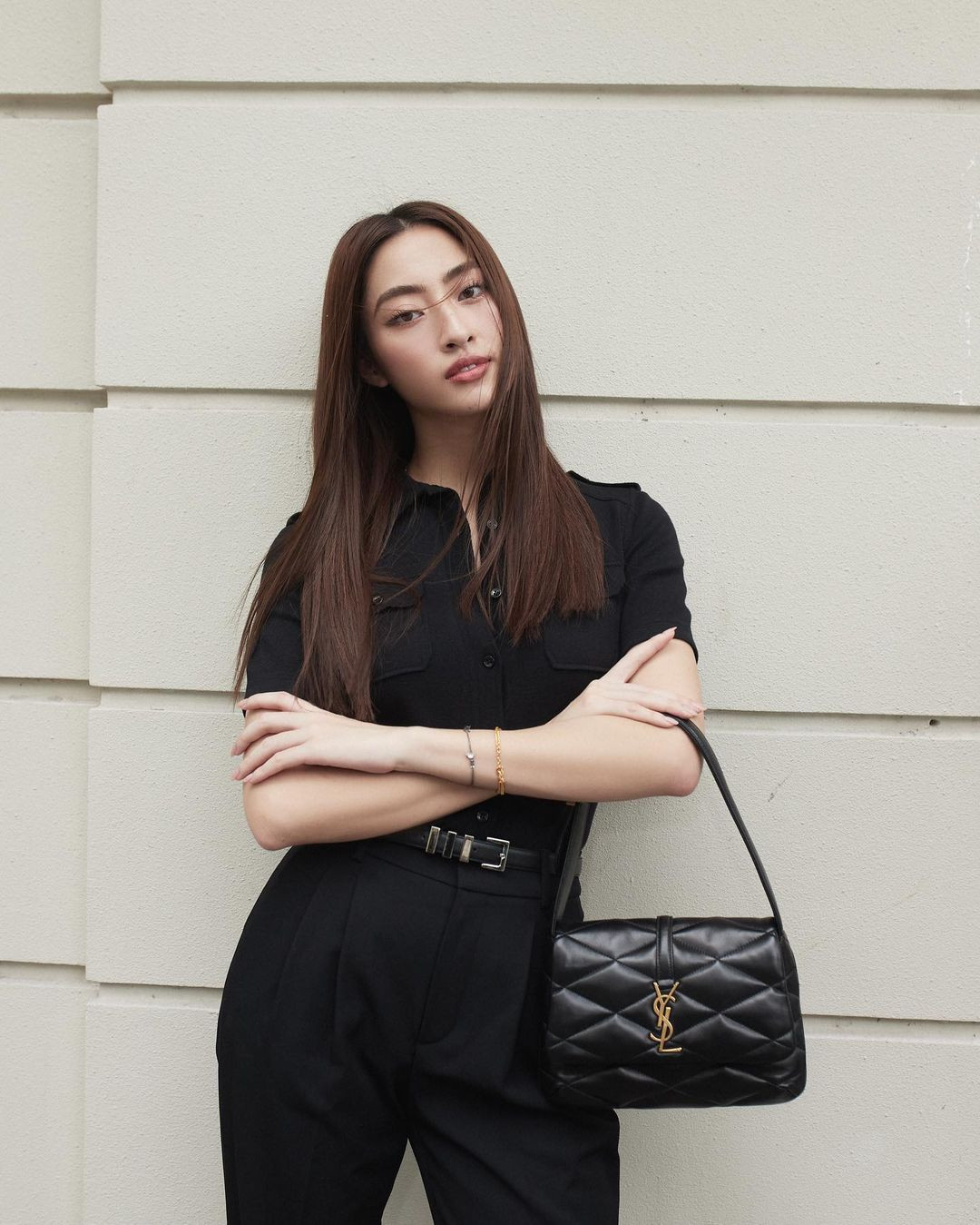 Diện một bộ đồ đen mix cùng túi xách YSL, nàng hậu gốc Cao Bằng trở nên cuốn hút hơn.
