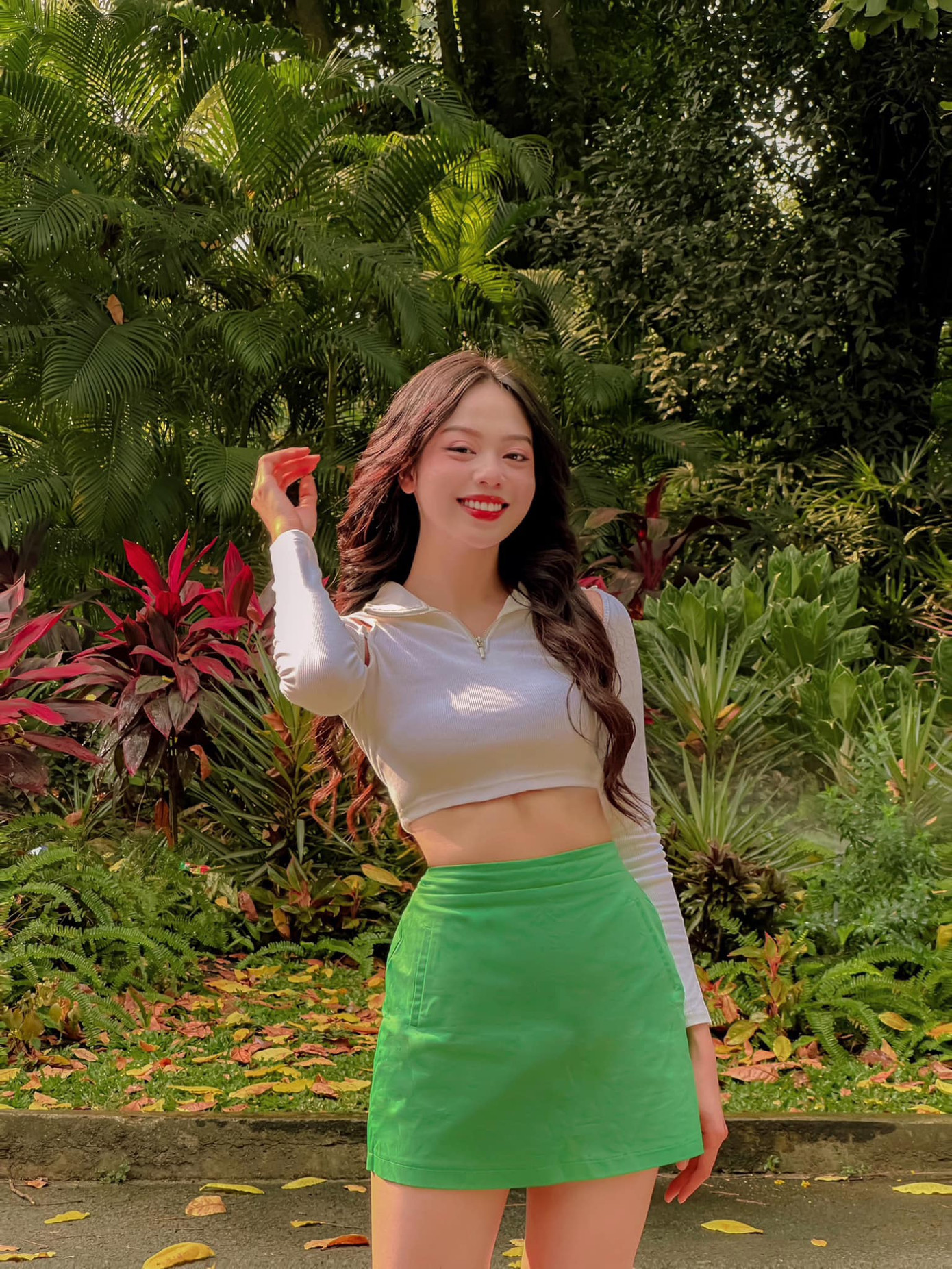 Các kiểu áo crop-top, chân váy cạp cao giúp nàng hậu khoe trọn đường cong.