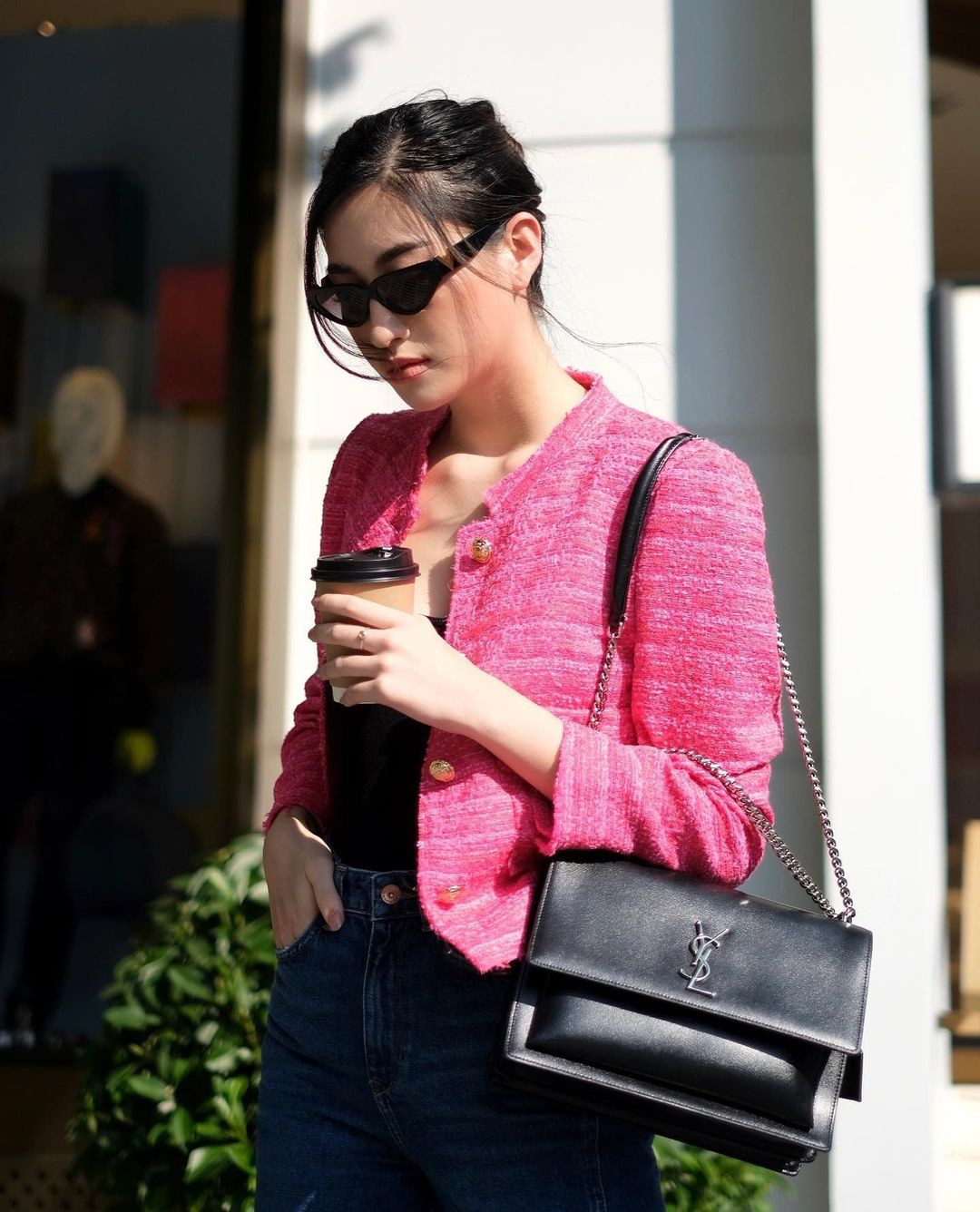 Trong những bức hình đời thường, người đẹp kết hợp túi hiệu cùng trang phục đơn giản.