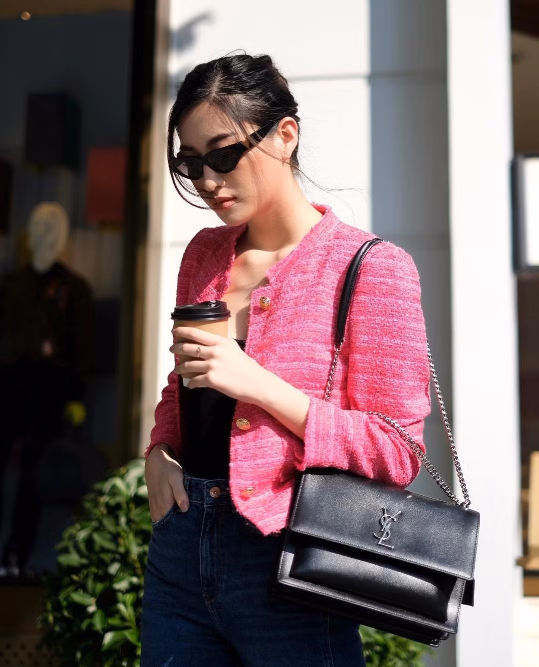 Trong những bức hình đời thường, người đẹp kết hợp túi hiệu cùng trang phục đơn giản.