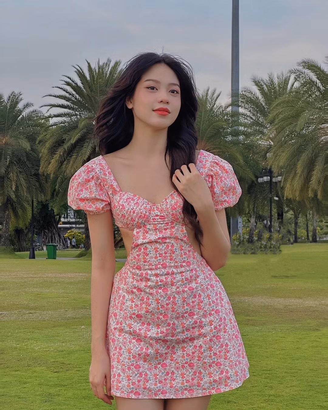 Ngay sau đó, người hâm mộ đã nhanh chóng phát hiện ra thiết kế mà Á hậu Phương Nhi lựa chọn "đụng hàng" với bộ ảnh gần đây của Hoa hậu Thanh Thủy.