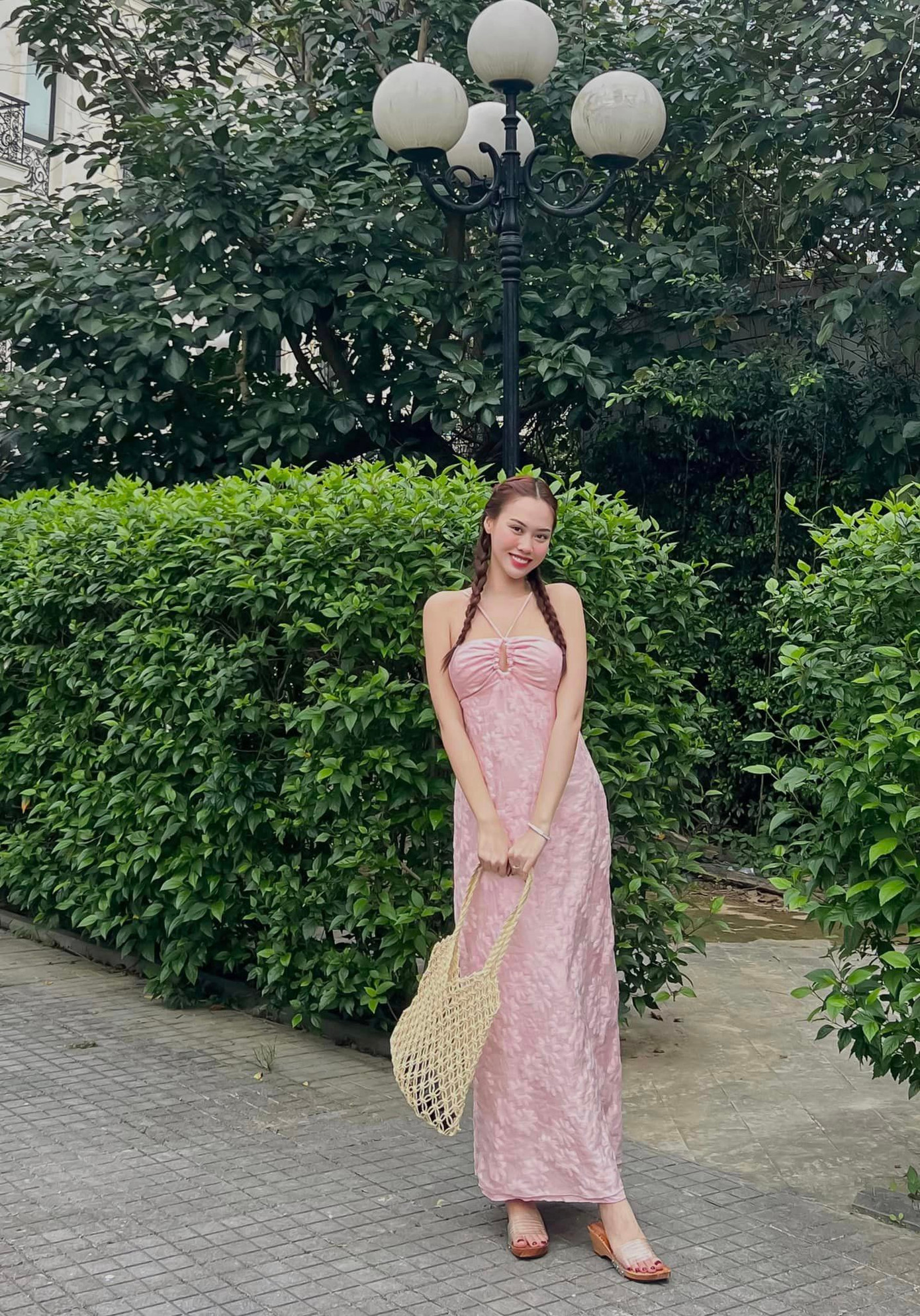 Cô nàng tích cực biến hóa nhiều phong cách trong những hoạt động thường ngày.