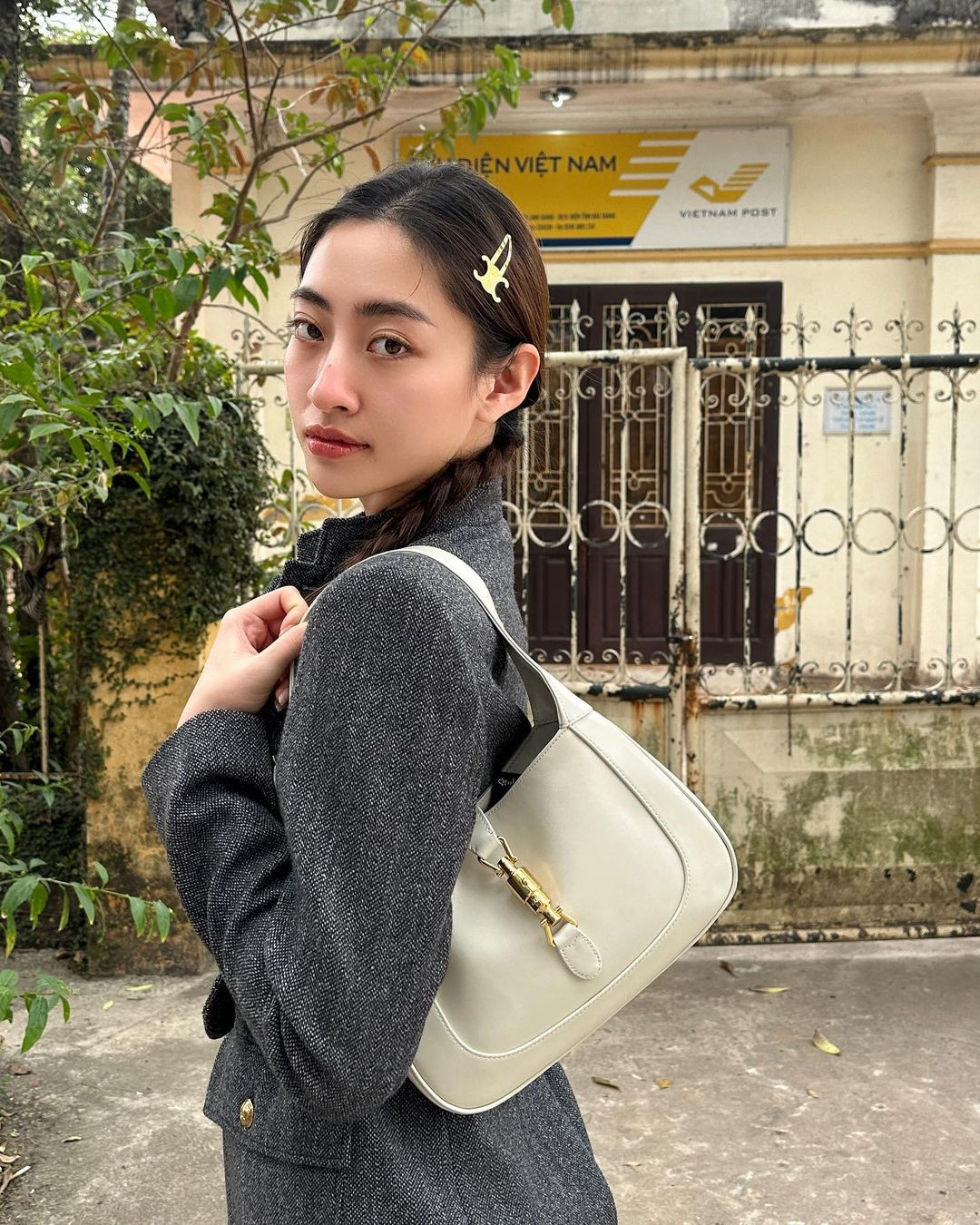 Chiếc túi xách màu trắng đến từ Gucci được Lương Thùy Linh sử dụng thường xuyên.