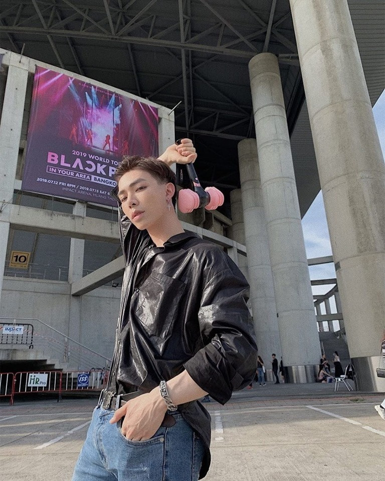 Erik diện áo sơ mi đen bóng sành điệu.