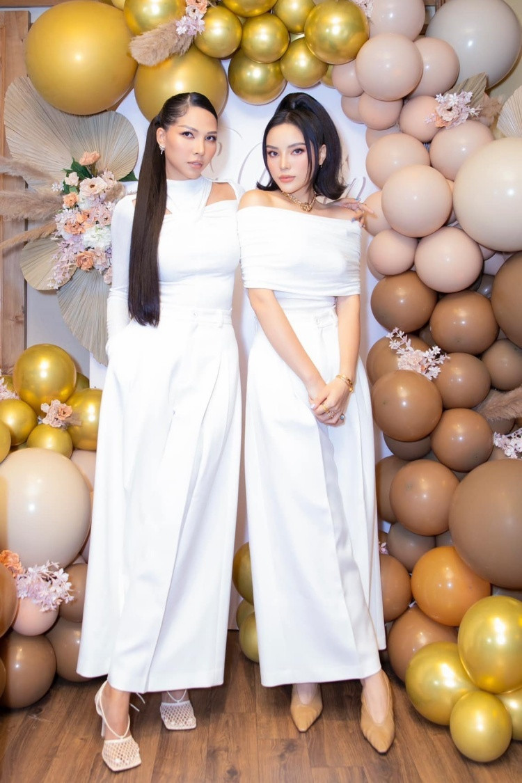 Lấy màu trắng làm chủ đạo, Minh Triệu - Kỳ Duyên khi lên đồ trở nên dịu dàng hơn.