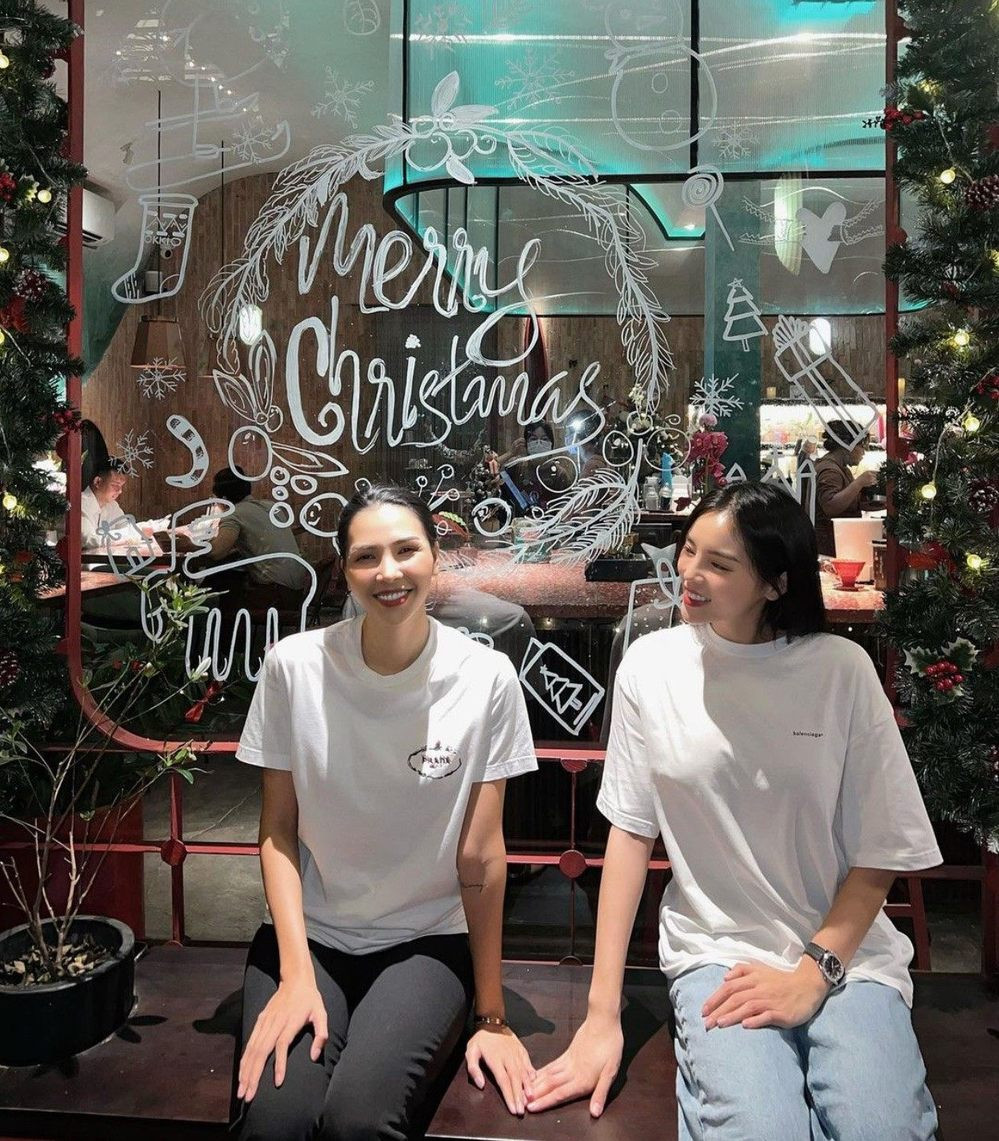 Áo thun trắng với họa tiết đơn giản chính là sự lựa chọn yêu thích của cặp đôi này.