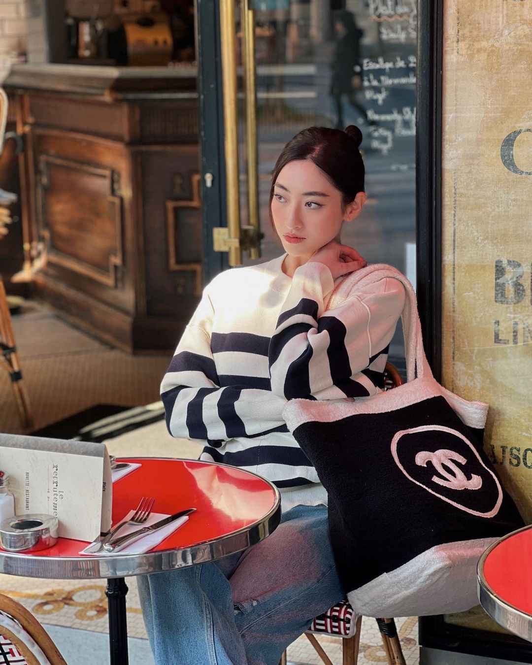 Chiếc túi tote của Chanel giúp Lương Thùy Linh đựng "cả thế giới" khi đi du lịch.