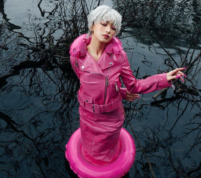 Một thiết kế màu hồng lạ mắt bằng da bóng kết hợp cùng mái tóc tém bạch kim giúp Châu Bùi trở thành một phiên bản Barbie đầy ma mị và cuốn hút. Một thiết kế màu hồng lạ mắt bằng da bóng kết hợp cùng mái tóc tém bạch kim giúp Châu Bùi trở thành một phiên bản Barbie đầy ma mị và cuốn hút.