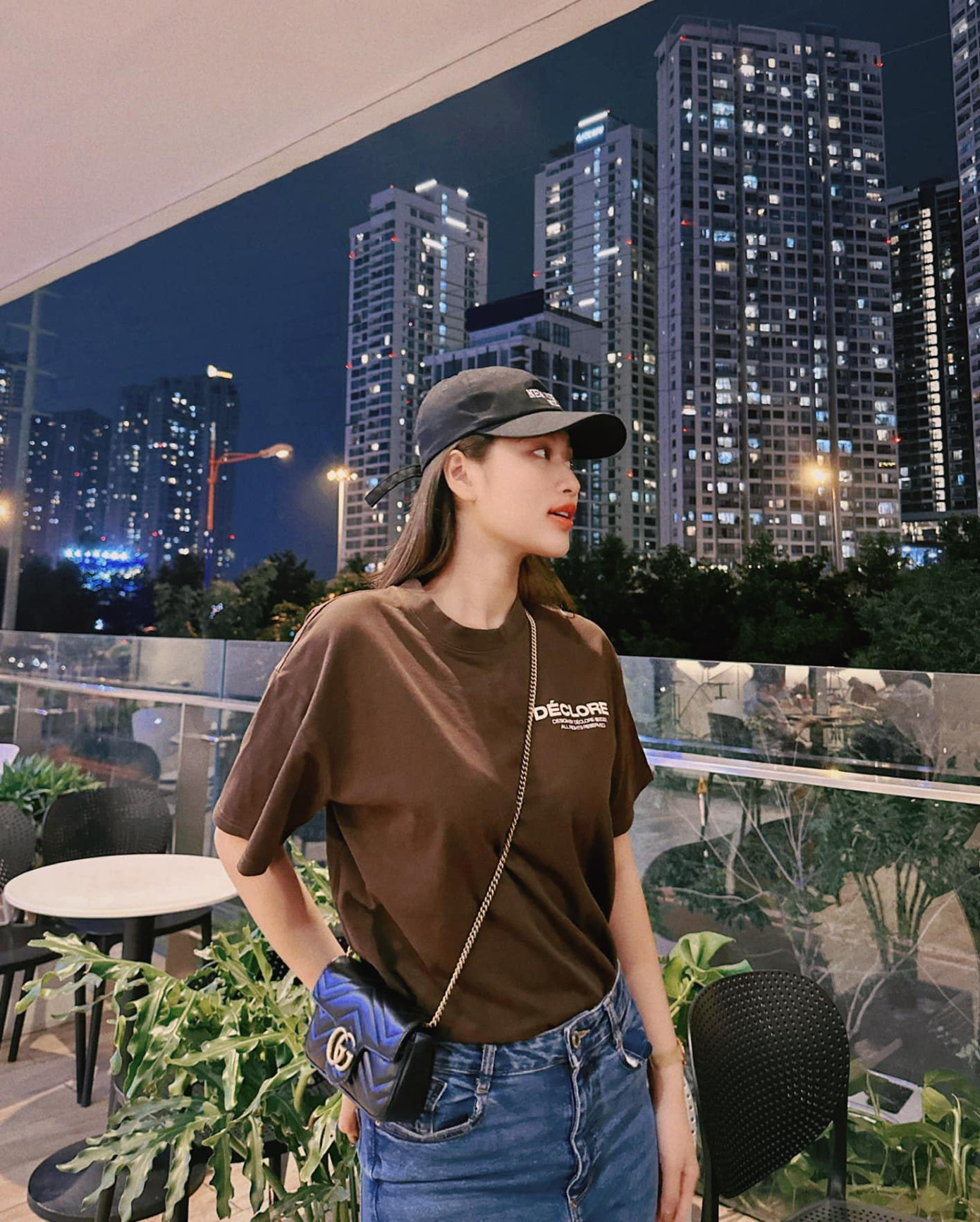 Diện áo phông đơn giản, Hoa hậu Đoàn Thiên Ân chọn phối cùng quần jeans năng động, túi xách đeo chéo và mũ lưỡi trai.